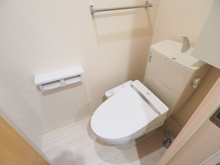 ☆温水洗浄・暖房便座付きトイレです☆