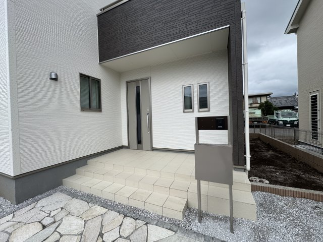 新築　前橋市総社町植野第2　Livele Garden.S　2号棟の玄関|現地写真　ポストと一体型のTVモニターホンでセキュリティ安心！
