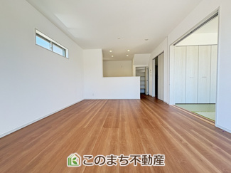 【居間・リビング】 | いろどりアイタウン古河市諸川23-P1　 | 開放感のある広々リビング。たくさんの日差しがご家族の団らんを明るく照らします♪