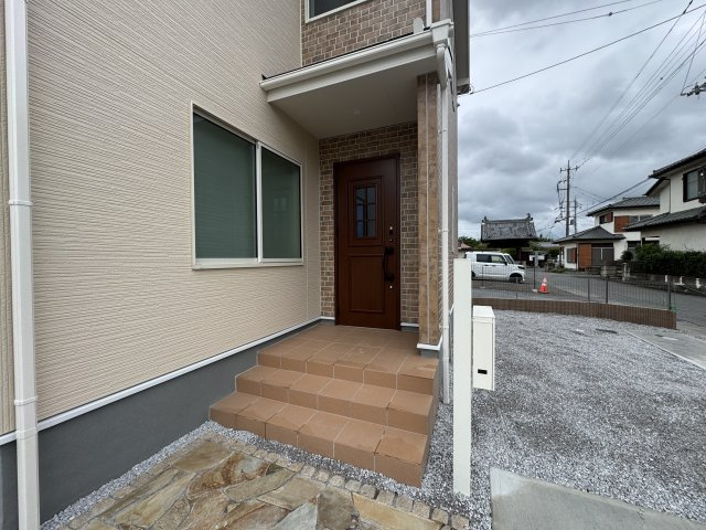 新築　前橋市総社町植野第2　Livele Garden.S　3号棟の玄関|現地写真　ポストと一体型のTVモニターホンでセキュリティ安心！
