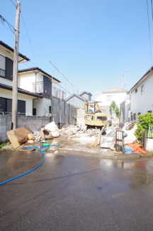 【前面道路含む現地写真】 | 【仲介手数料無料！！】日野市南平5丁目　新築戸建て（全1棟）1号棟　5099万円 | 令和８年５月１５日撮影　解体工事中