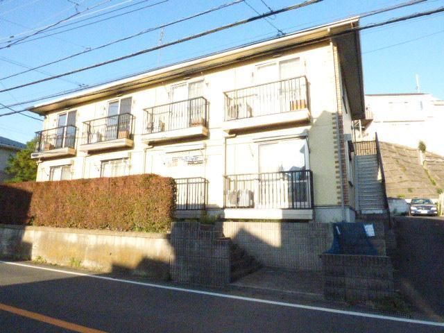 横浜市緑区三保町のアパートのエントランス