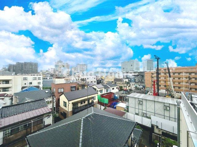 ロワール北千住の展望|手を伸ばせば、ふれることが出来そうな環境が、そのままインテリアになったような印象です。その豊かな眺望にふさわしい空間には、通風・採光にも優れ、心地よい光と風があふれています