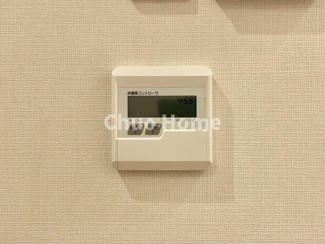 ロワール北千住の冷暖房・空調設備|【床暖房】冬は足元から暖めてくれる床暖房はエアコンとは違って埃が舞いませんので健康にも良さそうですね。