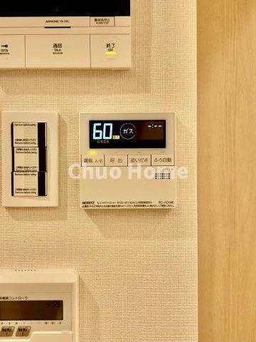 ロワール北千住の発電・温水設備|【給湯リモコン】外での一日を忘れさせてくれるオートバス機能でお好みの湯量・温度に調整された浴槽。