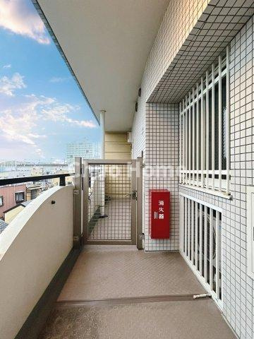 ロワール北千住の現況写真|プライバシー性の高い専用ポーチ