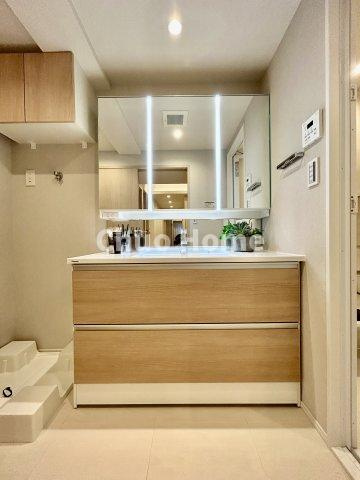 ロワール北千住の独立洗面台|【洗面化粧台】洗面化粧台には三面鏡を採用。身だしなみを整えやすい事はもちろんですが、鏡の後ろに収納スペースを設ける事により、散らかりやすい洗面スペースをすっきりさせる事が出来るのも嬉しいですね