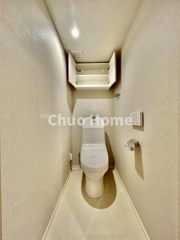 ロワール北千住のトイレ|【トイレ】 収納スペースをしっかりと確保した温水洗浄便座機能付きトイレ。温水洗浄便座は清潔にお使いいただくための大切なアイテムです。