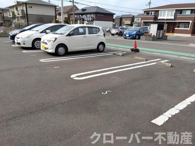 クレイノリアンの駐車場