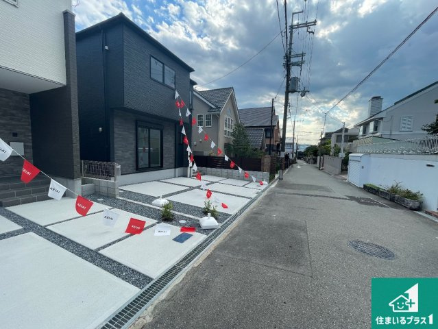 豊中市待兼山町　第1期　新築一戸建ての前面道路含む現地写真|周辺は閑静な住宅街！前面道路広々で車の出し入れも便利です。駐車が苦手な方でも安心して車庫入れできます！
