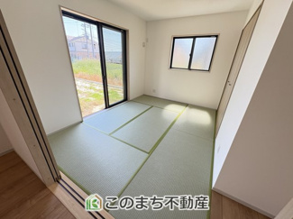【和室】 | いろどりアイタウン古河市諸川23-P1　 | 宿泊者の就寝スペースとしても活躍するリビング横の6帖和室♪