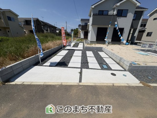 【駐車場】 | いろどりアイタウン古河市諸川23-P1　 | 広々とした駐車場は最大で3台駐車可能（車種による）