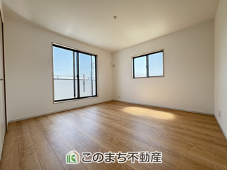 【洋室】 | いろどりアイタウン古河市諸川23-P1　 | 2面採光の明るい室内♪