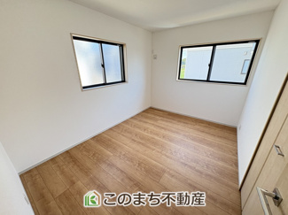 【内装】 | いろどりアイタウン古河市諸川23-P1　 | 2面採光の明るい室内♪