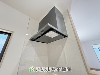 【キッチン】 | いろどりアイタウン古河市諸川23-P1　 | シンプルながらお料理の匂いをスッキリ吸引するレンジフード☆