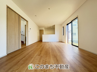 【居間・リビング】 | いろどりアイタウン古河市諸川23-P1　 | 開放感のある広々リビング。たくさんの日差しがご家族の団らんを明るく照らします♪