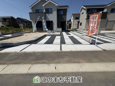 【駐車場】 | いろどりアイタウン古河市諸川23-P1　14号棟 | 広々とした駐車場は最大で3台駐車可能（車種による）