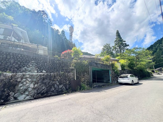 檜原村字神戸　平屋建て中古戸建の前面道路含む現地写真