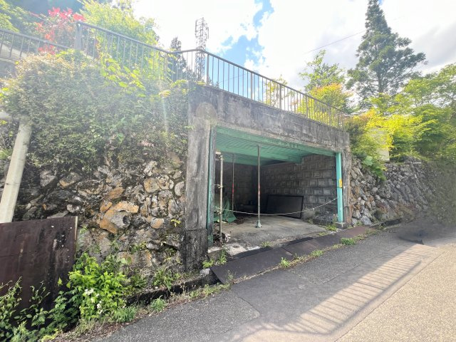 檜原村字神戸　平屋建て中古戸建の前面道路含む現地写真
