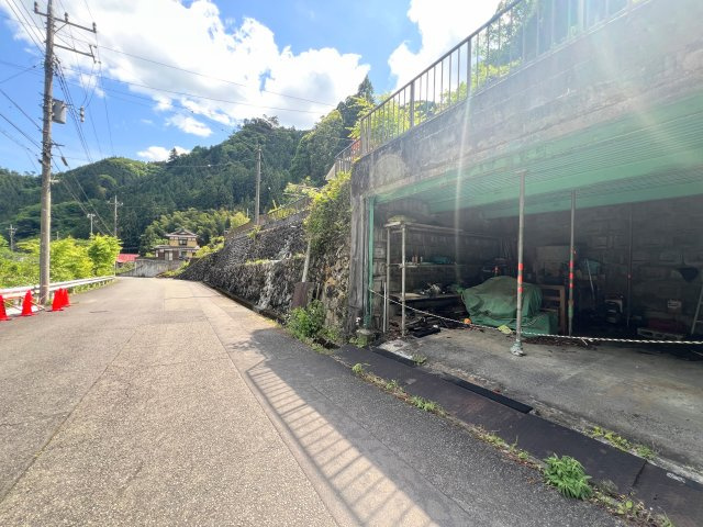 檜原村字神戸　平屋建て中古戸建の駐車場