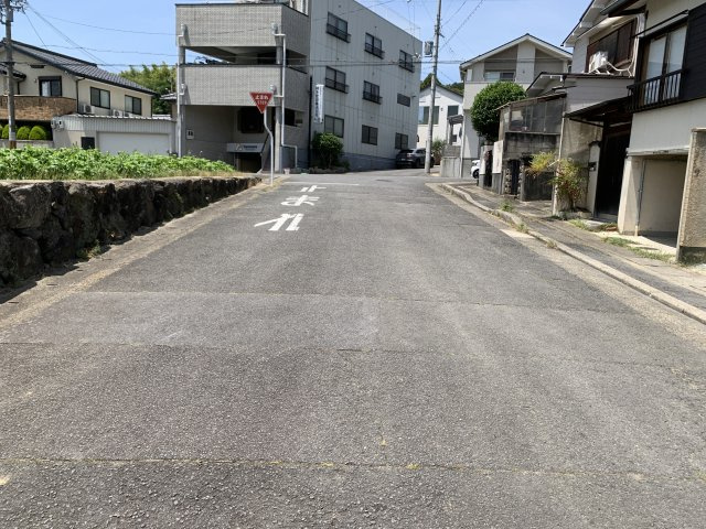 京都市北区西賀茂大深町　新築一戸建ての前面道路含む現地写真