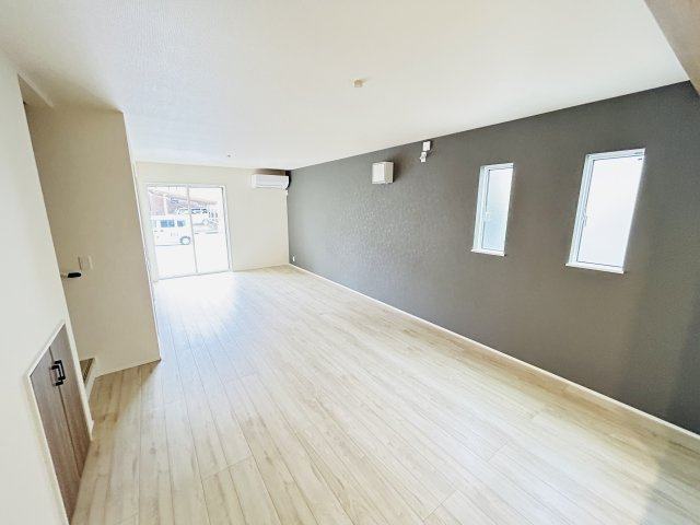 新築　高崎市赤坂町1期　LIGNAGE　1号棟の居間・リビング|現地写真　20帖の広々リビングはご家族みんなでゆったりくつろげます♪