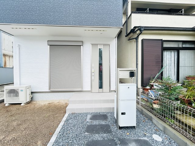 新築　高崎市赤坂町1期　LIGNAGE　1号棟の玄関|現地写真　ポストと一体型のTVモニターホンでセキュリティ安心！
