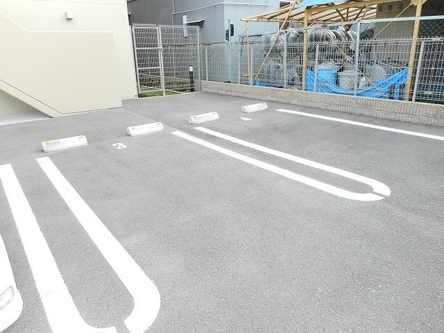 クリアネス　コートの駐車場
