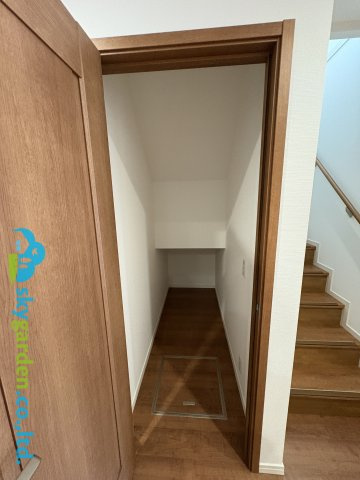 藤沢市片瀬山5丁目　中古戸建の収納|便利な階段下収納