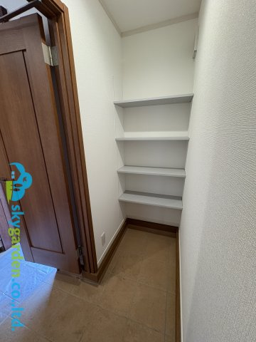 藤沢市片瀬山5丁目　中古戸建の収納|玄関にはシューズインクロゼット