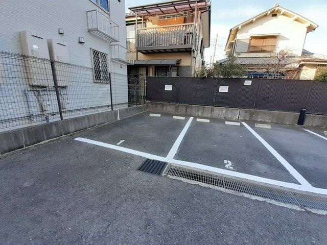ブロスタ真砂の駐車場