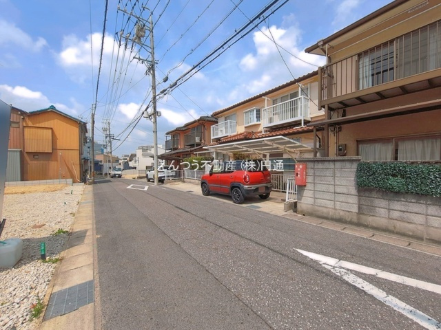 ハートフルタウン東吉田町の前面道路含む現地写真