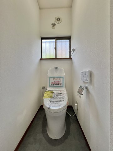 磐田市 平間のトイレ|トイレは新品交換済で窓もあり換気もできます。