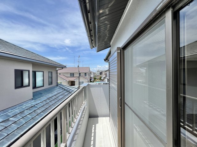 磐田市 平間のバルコニー|少し長めのバルコニーでお天気の良い日にはお布団など沢山気持ちよく干せそうです！