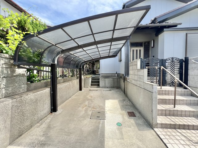 磐田市 平間の駐車場|駐車場にはカーポートが備えられており雨をしのぐことができます。