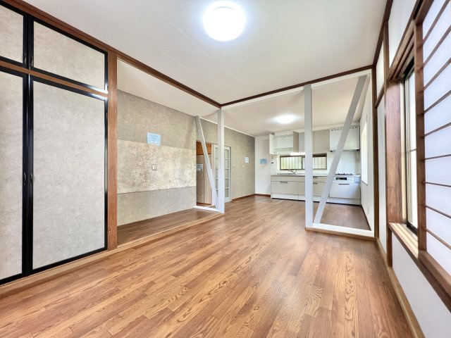 磐田市 平間の居間・リビング|広々としたリビングは和の要素が少し感じられ落ち着いた雰囲気があります。