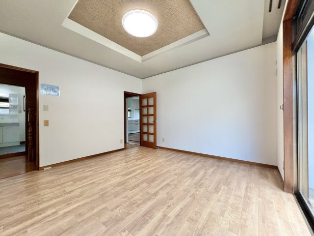 磐田市 平間の居間・リビング|1F 約8帖のお部屋は明るく開放的な空間となっております。