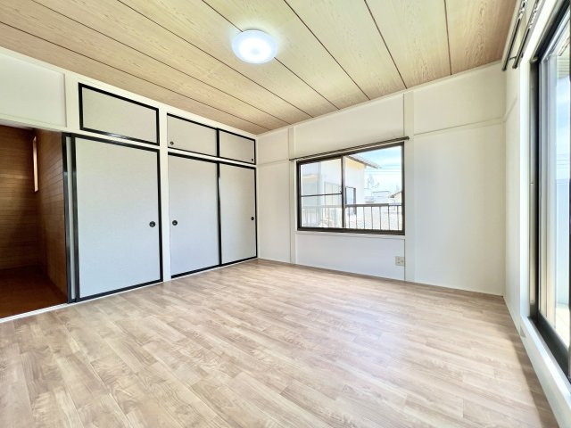 磐田市 平間の洋室|2F 2面採光のお部屋は明るく広々しており主寝室としていかがでしょうか♪