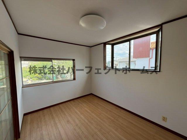 招提中町1丁目戸建　賃貸の洋室|落ち着いた色調の洋室です