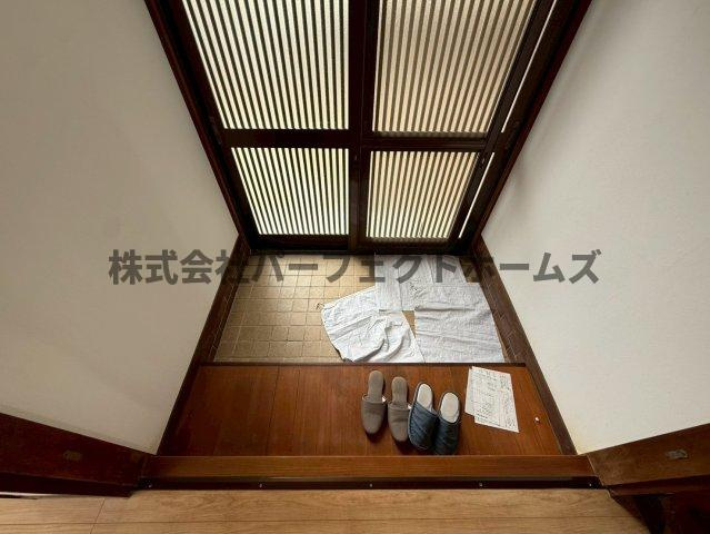 招提中町1丁目戸建　賃貸の玄関|収納もある玄関です