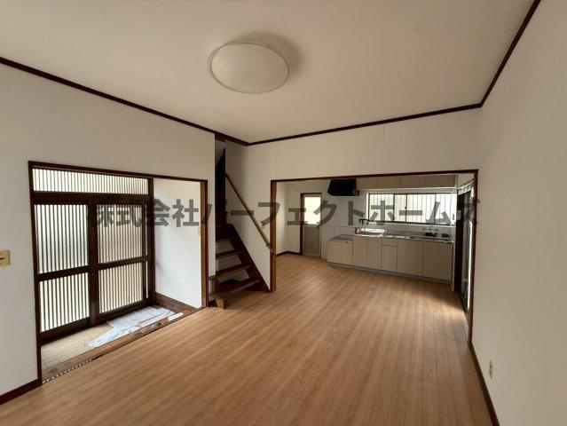 招提中町1丁目戸建　賃貸の居間・リビング|使いやすいリビングです