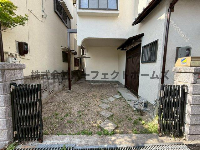 招提中町1丁目戸建　賃貸の駐車場|駐車場に車を止められます
