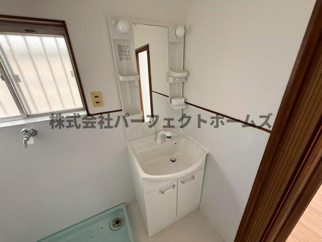 招提中町1丁目戸建　賃貸の独立洗面台|使いやすい独立洗面台です