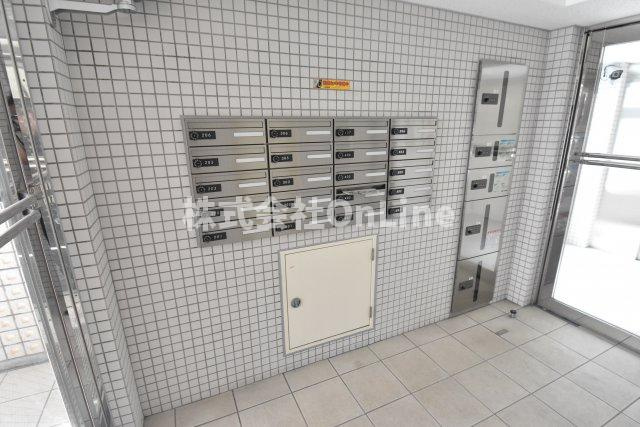 東大阪市御厨南２丁目の賃貸マンションのエントランス