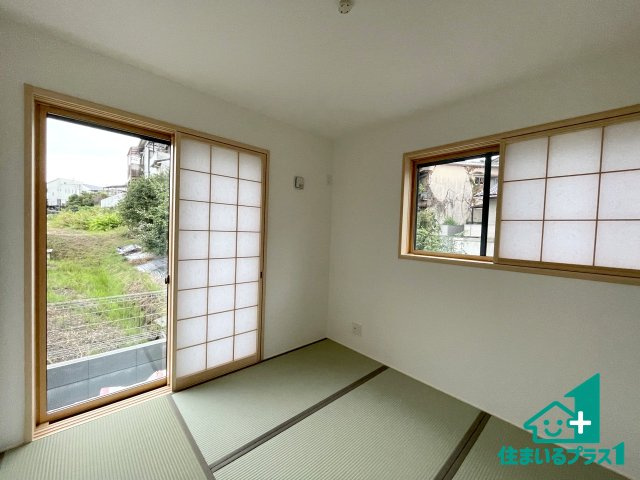 ★八幡市八幡隅田口　第2期　新築一戸建ての和室|一室あると便利な和室は客間としてだけでなく、小さなお子様のプレイルームや食後のくつろぎスペースとしてもご利用いただけます。収納もついていますので大活躍間違いなし！