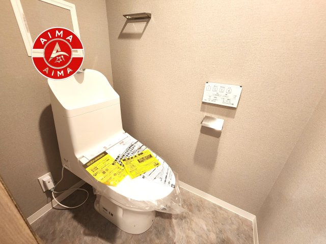 ふよう港ハイツのトイレ|白を基調とした、シンプルながらも落ち着くデザイン。洗浄付き温水便座で機能性も兼ね備えています