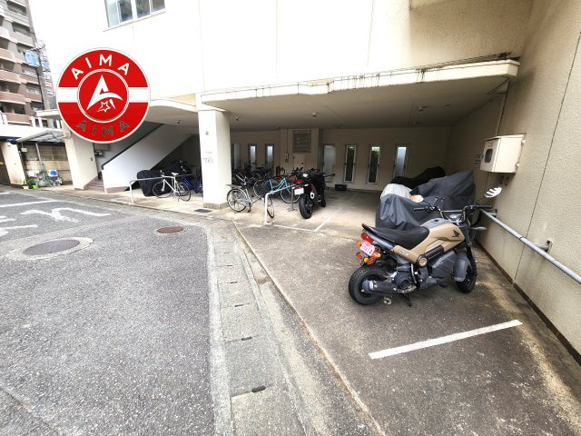 ふよう港ハイツの駐輪場|屋根付きの駐輪場なので雨の日でも安心です。