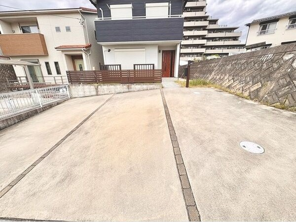 和合字南蚊谷戸建の駐車場