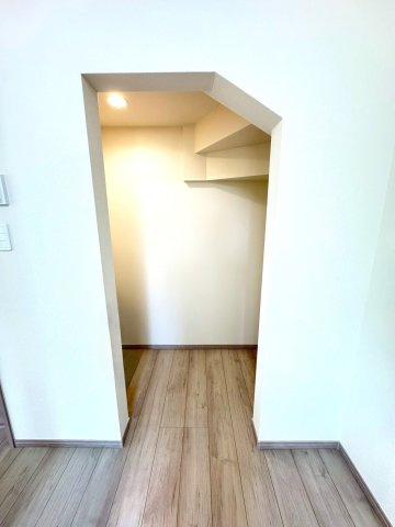 新築戸建　三島市徳倉４丁目698番　全１棟　A号棟の収納|キッチン横のパントリーは、日用品のストック置き場に最適。
