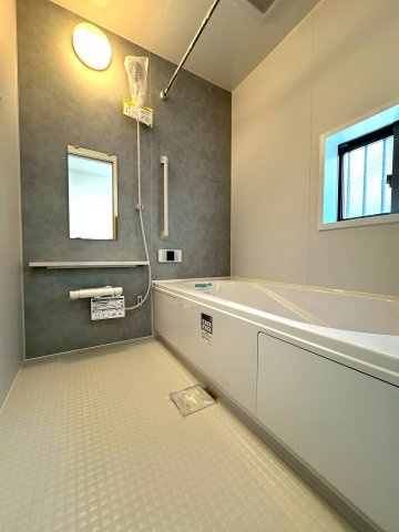 新築戸建　三島市徳倉４丁目698番　全１棟　A号棟の浴室|足を伸ばしてリラックスできるバスルーム。
